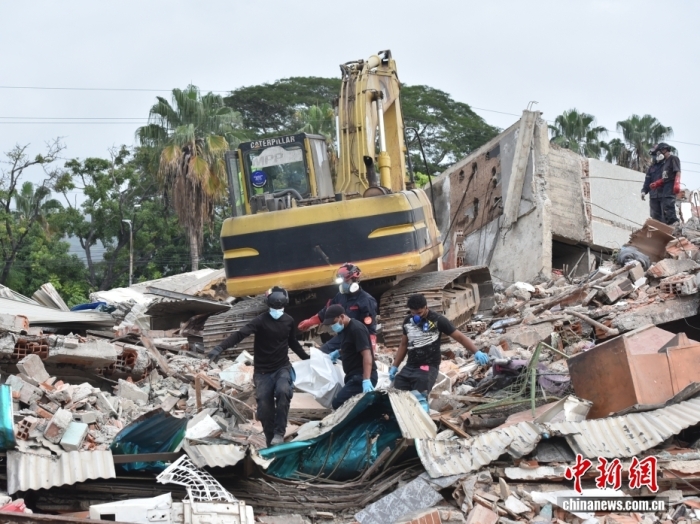 当地时间7月3日，委内瑞拉拉瓜伊拉州卡迪拉玛，委内瑞拉消防员、法医等救援力量与中国蓝天救援队员共同协作，搜寻到在地震中遇难的中国公民遗体。截至7月4日，委内瑞拉日前发生的两次强震造成的死亡人数上升至2954人，受伤人数上升至16592人。<a target='_blank' href='/'>中新社</a>记者 林春茵 摄